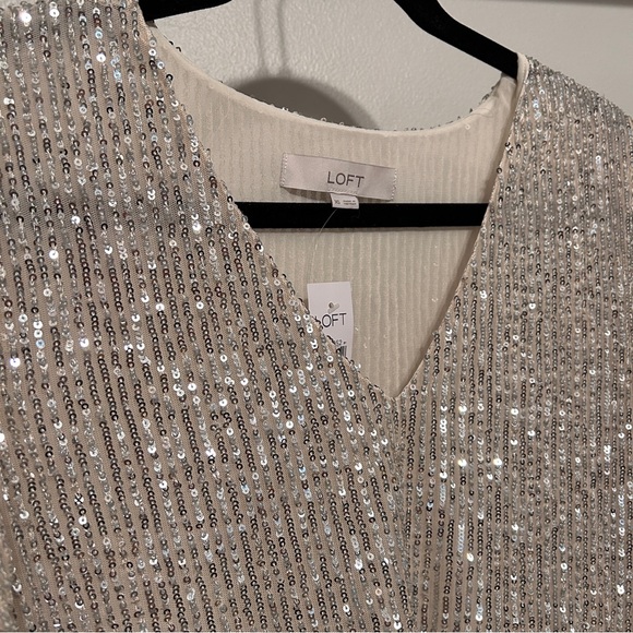 🪩✨NWT Loft Sequin V Neck Flutter Top in XS - Picture 4 of 7